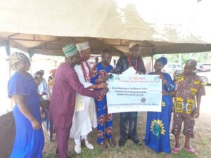 Read more about the article Ondo Govt Presents Cheque for Construction of Health Centre at Aladodo Araromi Community, Isinkan 