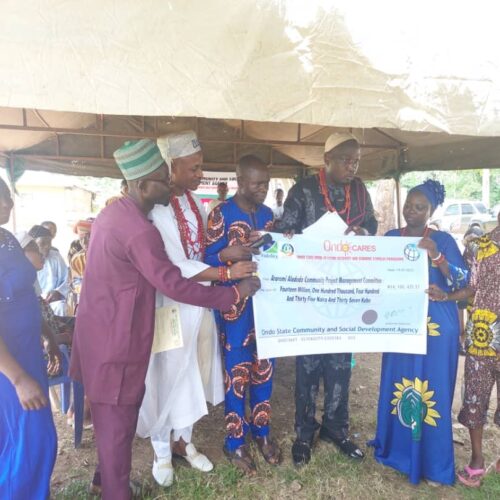 Ondo Govt Presents Cheque for Construction of Health Centre at Aladodo Araromi Community, Isinkan 