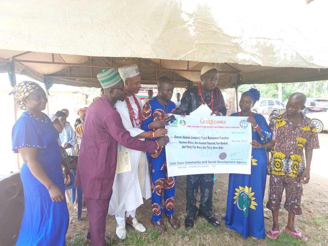 You are currently viewing Ondo Govt Presents Cheque for Construction of Health Centre at Aladodo Araromi Community, Isinkan 